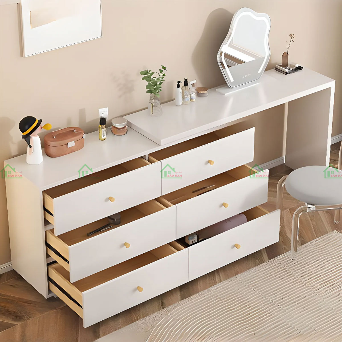 Hệ thống ngăn kéo đa dạng giúp tổ chức và lưu trữ các sản phẩm trang điểm