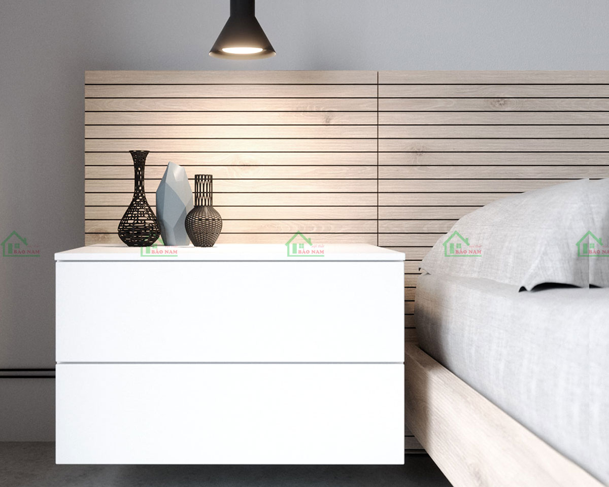 Tủ đầu giường 2 bên được thiết kế với tông màu trắng tinh tế, tạo sự tương phản với màu vân gỗ tự nhiên của giường