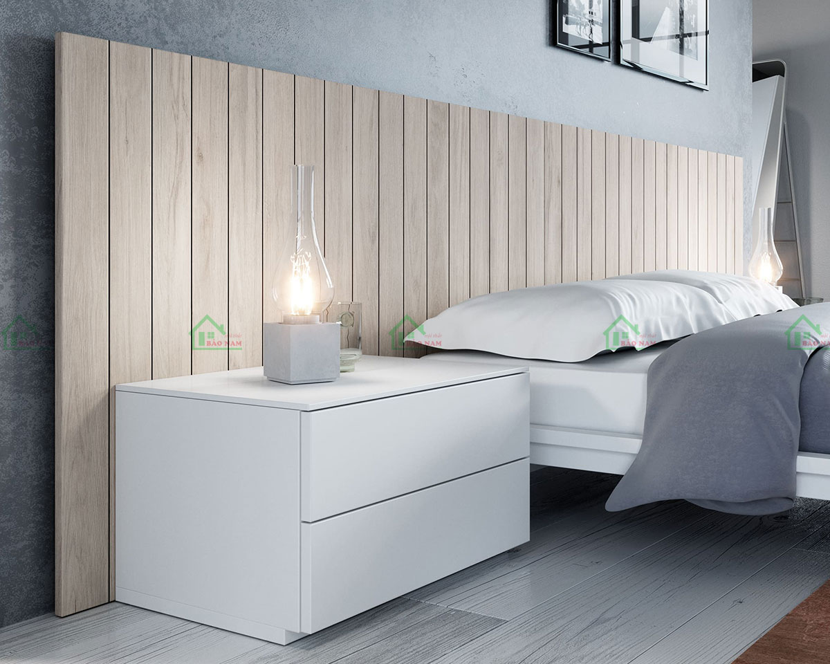 Đầu giường được ốp bằng công nghiệp màu vân gỗ kết hợp các thanh chỉ âm, tạo nên hiệu ứng tối giản nhưng