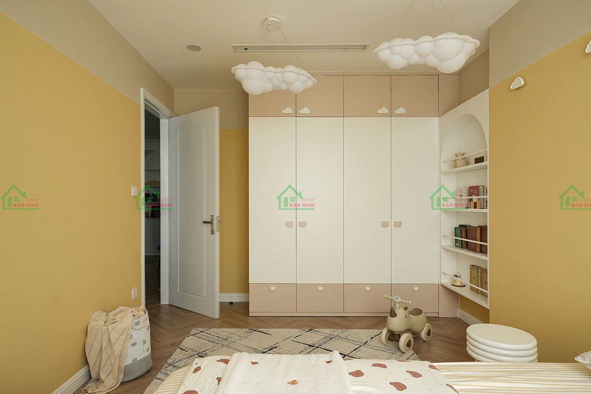 Tủ quần áo trắng sáng sủa kết hợp giá sách gọn gàng