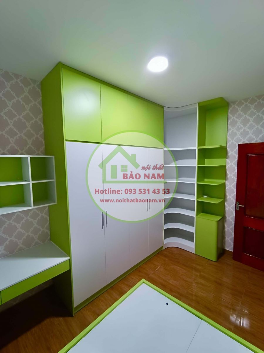 Kệ sách và tủ trang trí được bố trí linh hoạt, giúp vừa trang trí vừa đáp ứng như cầu sắp xếp đồ dùng.
