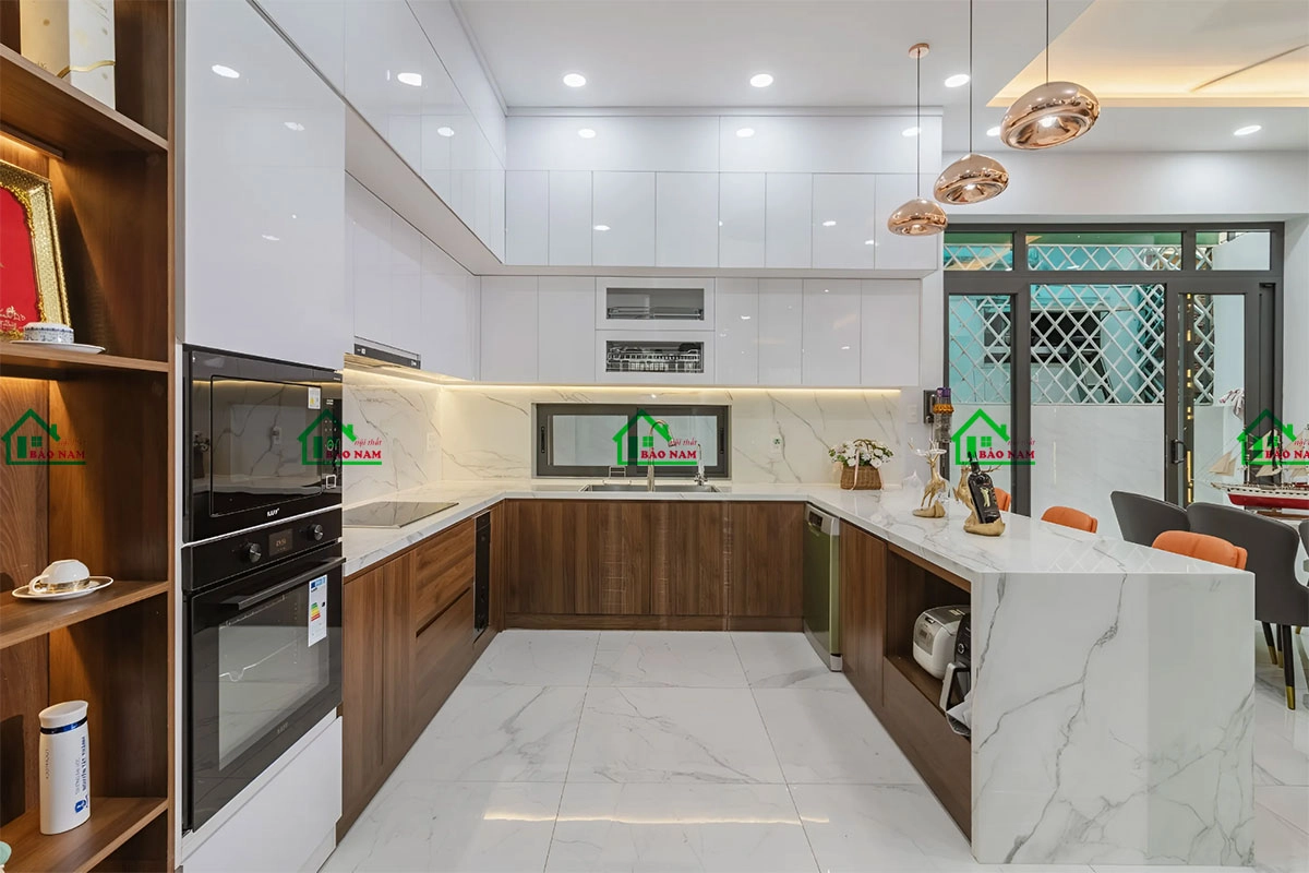 Mẫu tủ bếp acrylic màu trắng phối vân gỗ hiện đại
