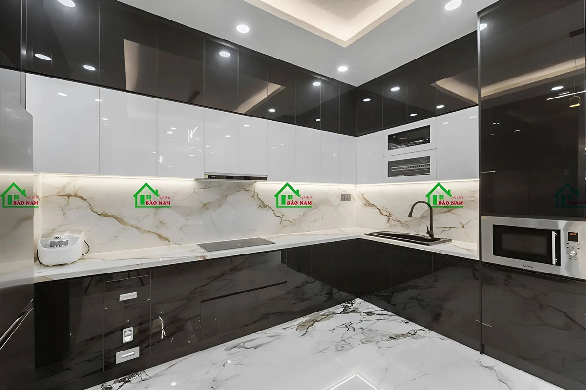 Mẫu tủ bếp acrylic trắng phối đen chữ L hiện đại
