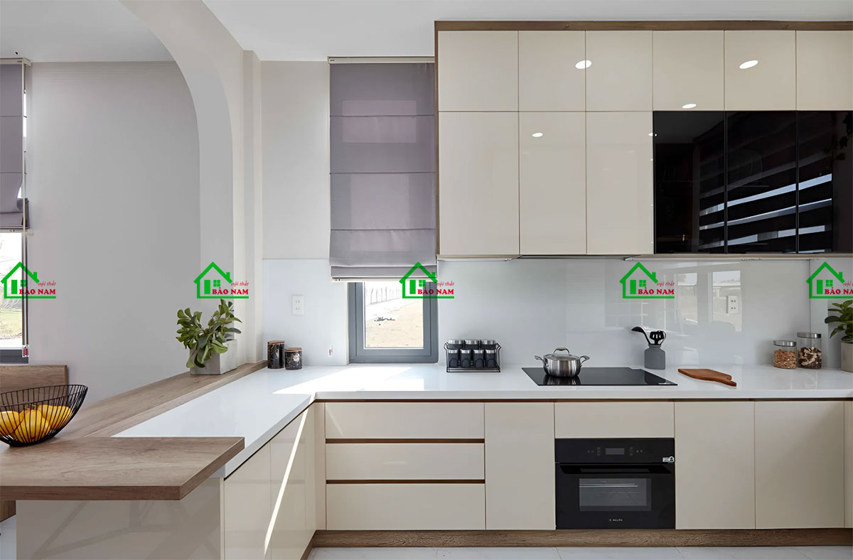 Kết hợp với thùng tủ vân gỗ tự nhiên mang lại sự ấm áp và gần gũi cho không gian bếp.