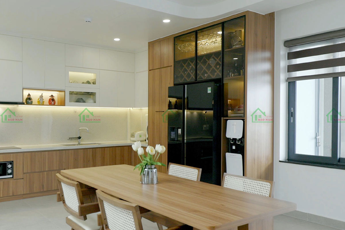 Bố cục chữ L tận dụng tối đa diện tích, tạo nên một không gian bếp rộng rãi và cân bằng.