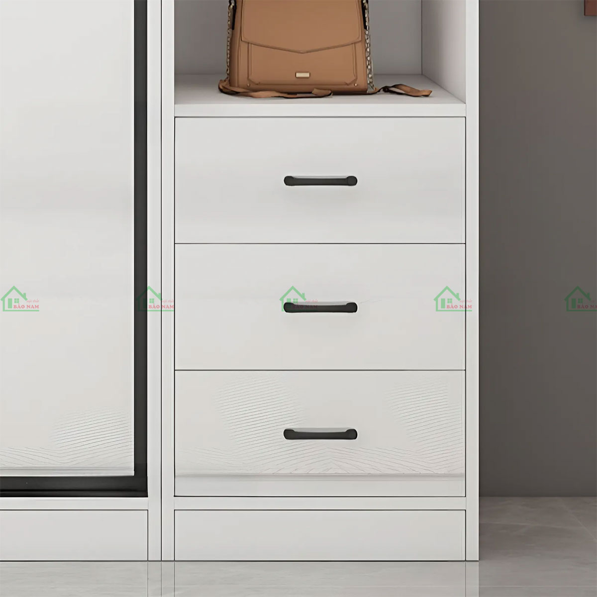 Tủ áo được trang bị 3 ngăn kéo bên dưới, cung cấp thêm không gian lưu trữ tiện ích.