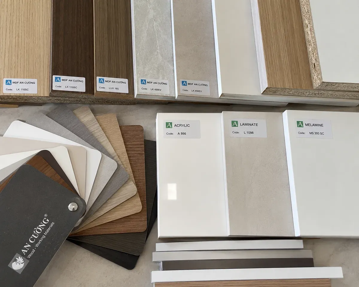 Các loại cốt MDF và bề mặt phủ phổ biến trong thi công tủ bếp.