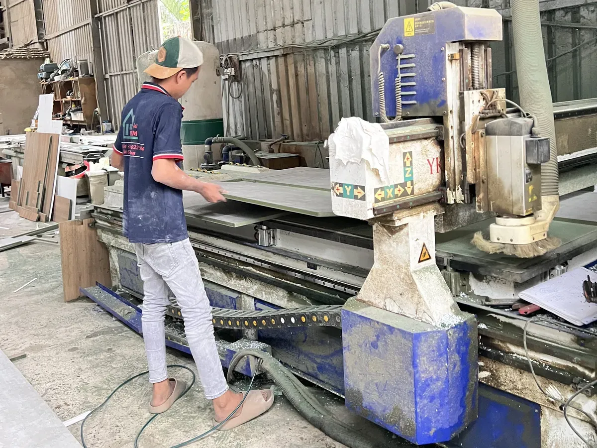 Gia công ván MDF bằng máy CNC giúp đảm bảo độ chính xác theo bản vẽ thiết kế.