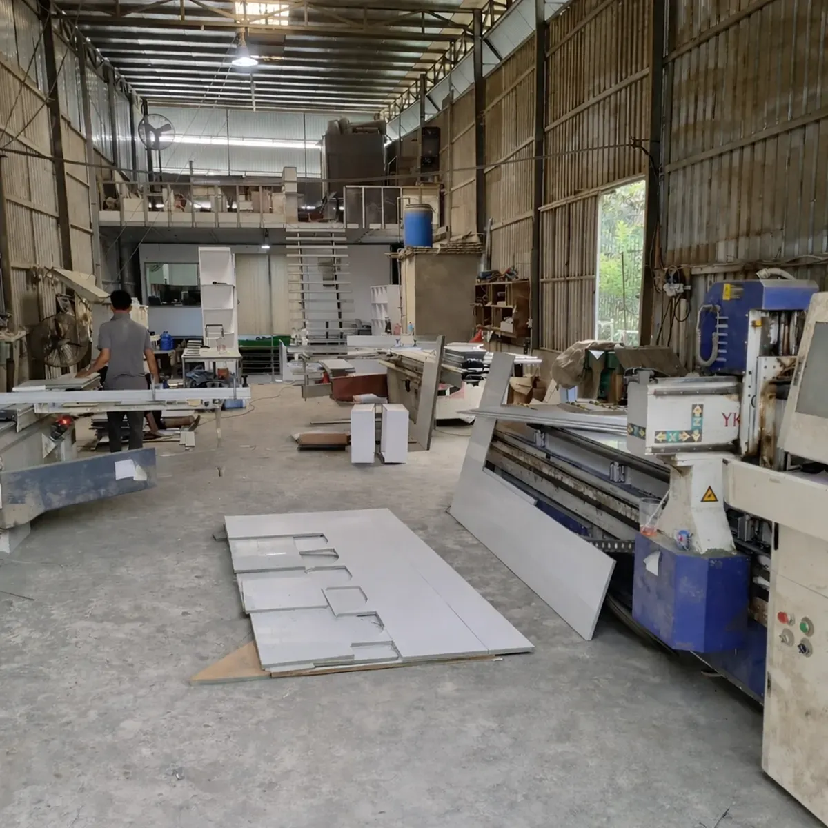 Máy móc sản xuất tại xưởng nội thất Bảo Nam