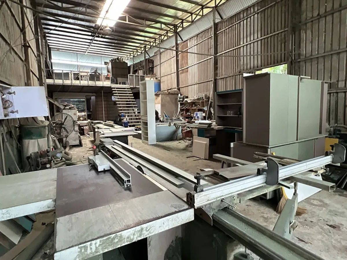 Dây chuyền máy CNC và máy dán cạnh giúp tăng độ chính xác khi sản xuất nội thất.