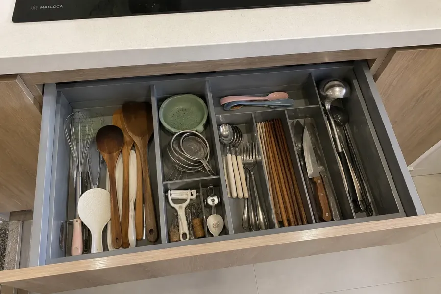 Ngăn kéo được phân chia theo nhóm vật dụng giúp thao tác và lấy đồ thuận tiện hơn.