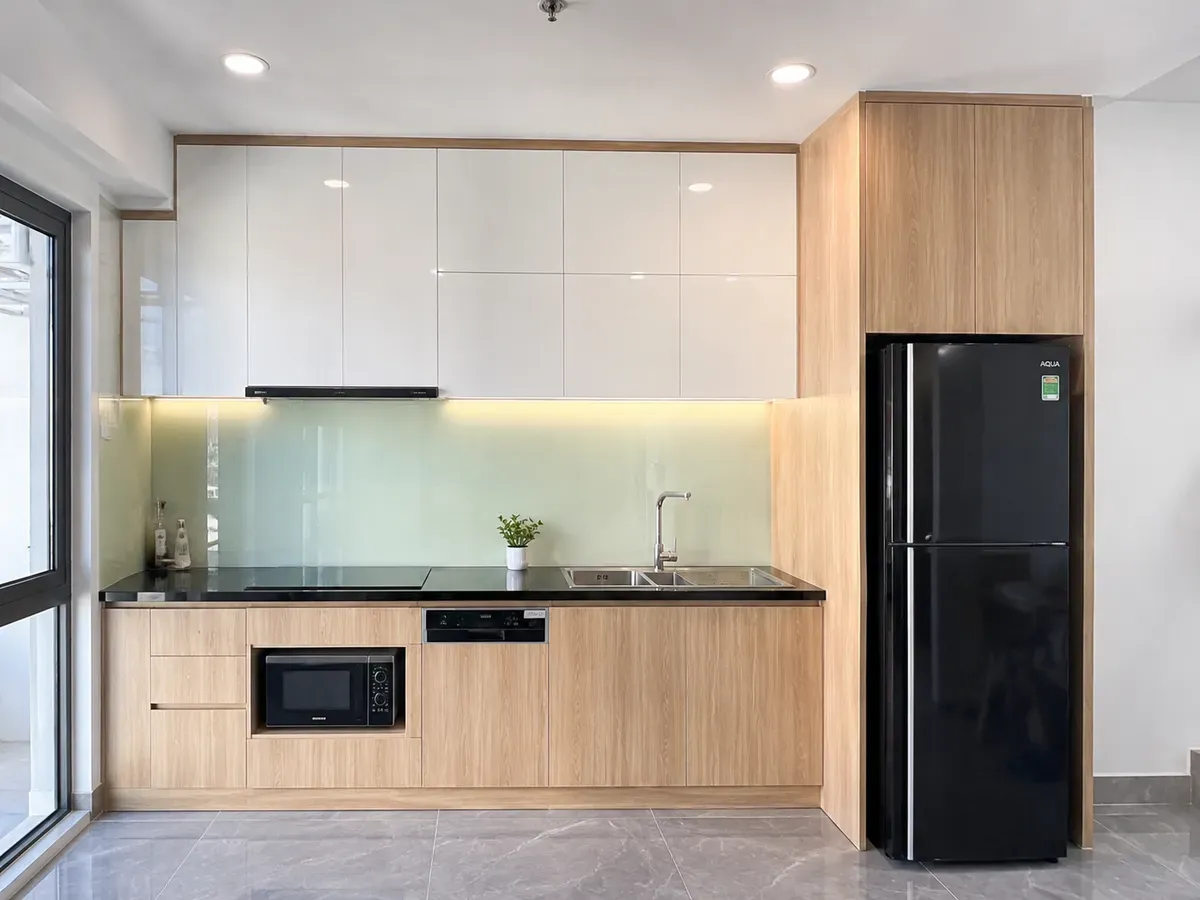 Hệ tủ bếp hiện đại trong căn hộ 1 phòng ngủ.