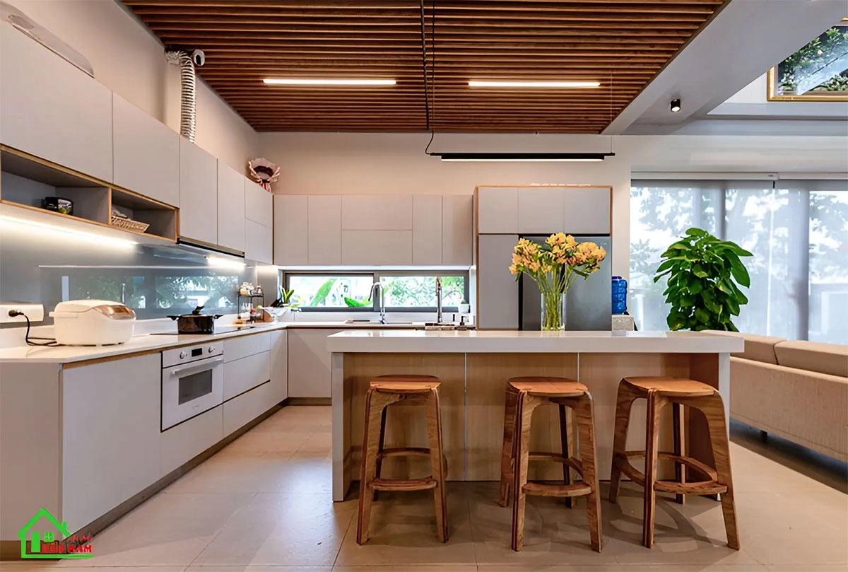 Mẫu tủ bếp màu trắng liền phòng khách