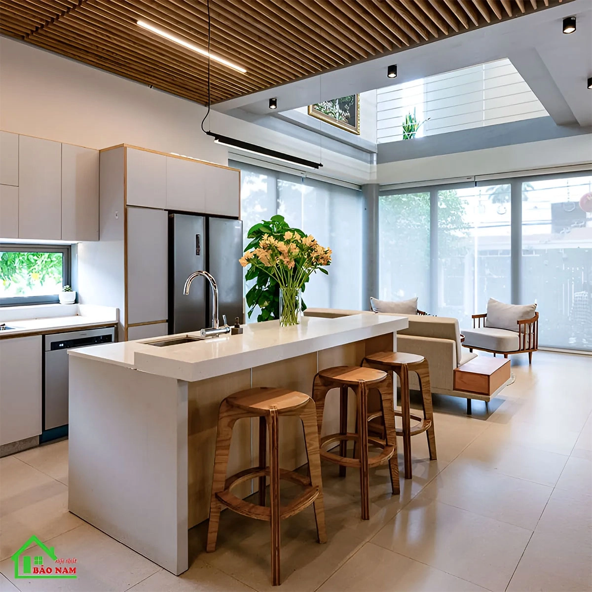 Mẫu tủ bếp màu trắng liền phòng khách