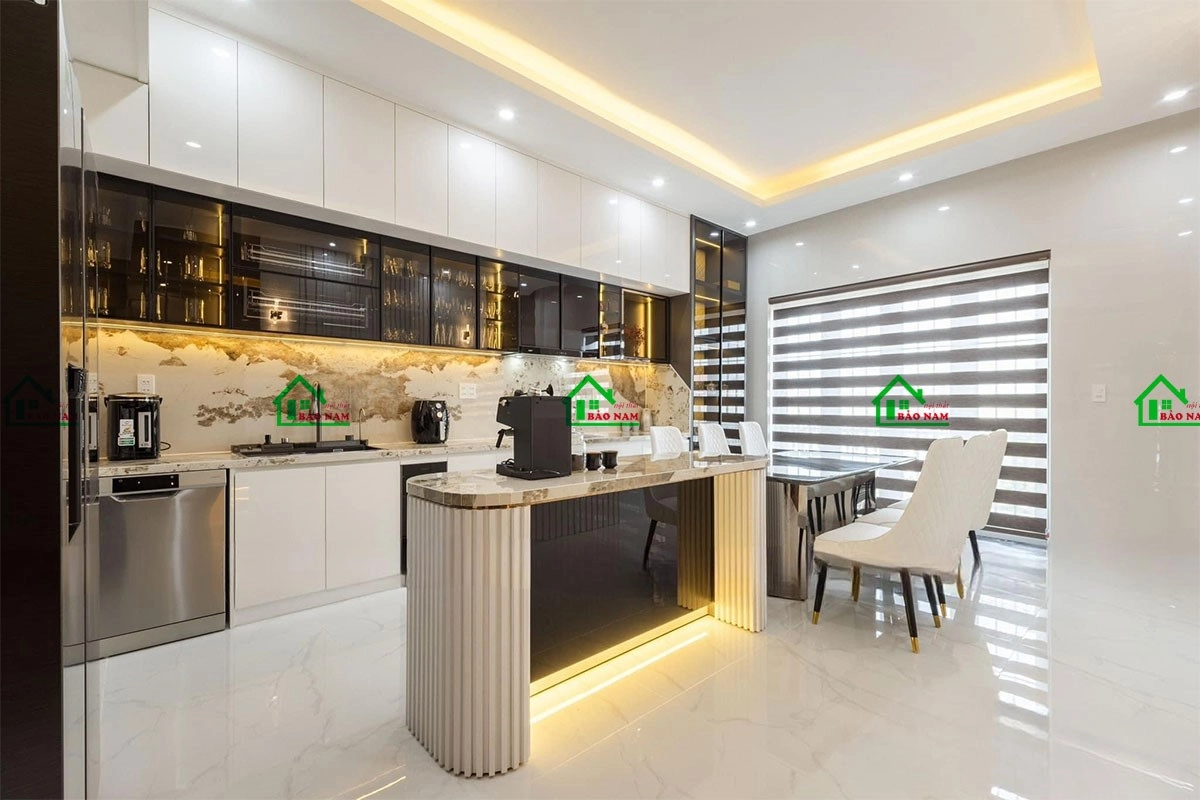 Mẫu tủ bếp gỗ MDF hiện đại kết hợp cánh kính sang trọng
