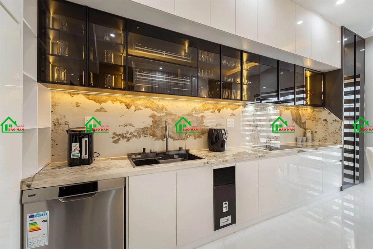 Mẫu tủ bếp gỗ MDF hiện đại kết hợp cánh kính sang trọng