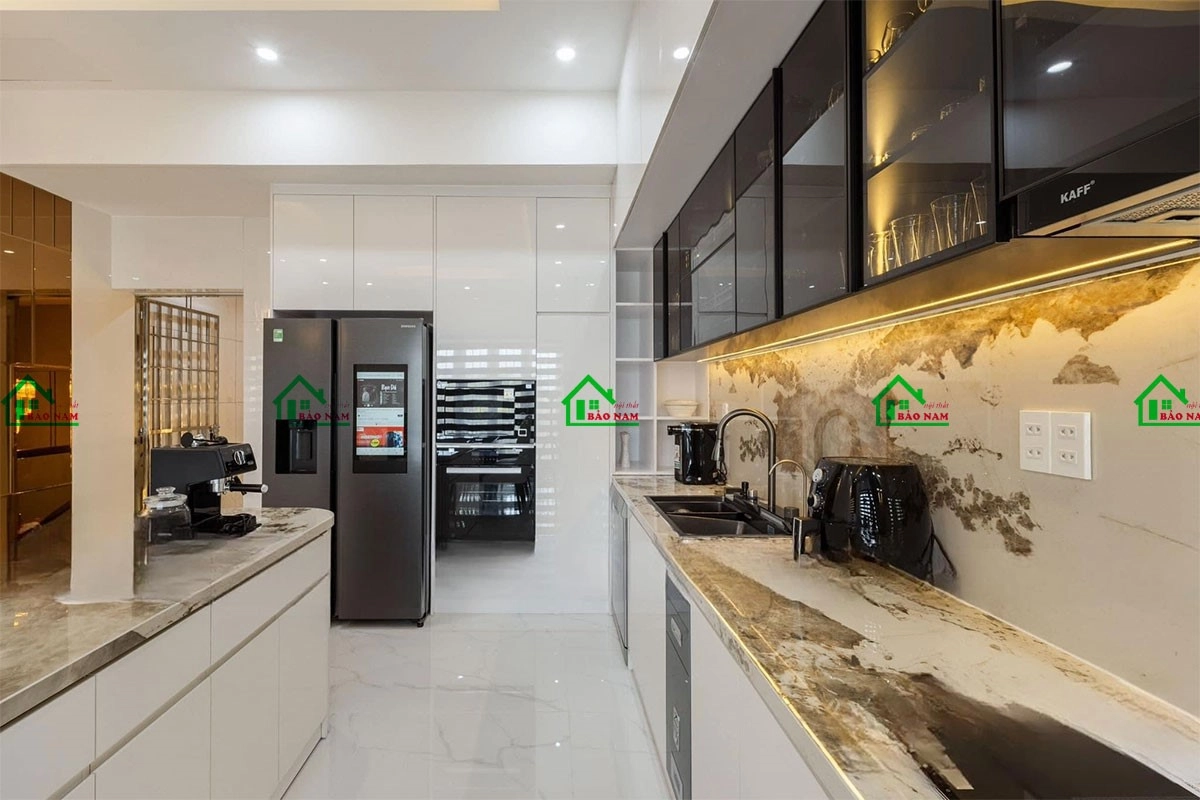 Mẫu tủ bếp gỗ MDF hiện đại kết hợp cánh kính sang trọng