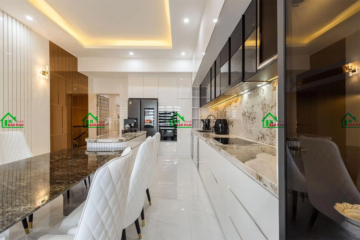 Mẫu tủ bếp gỗ MDF hiện đại kết hợp cánh kính sang trọng