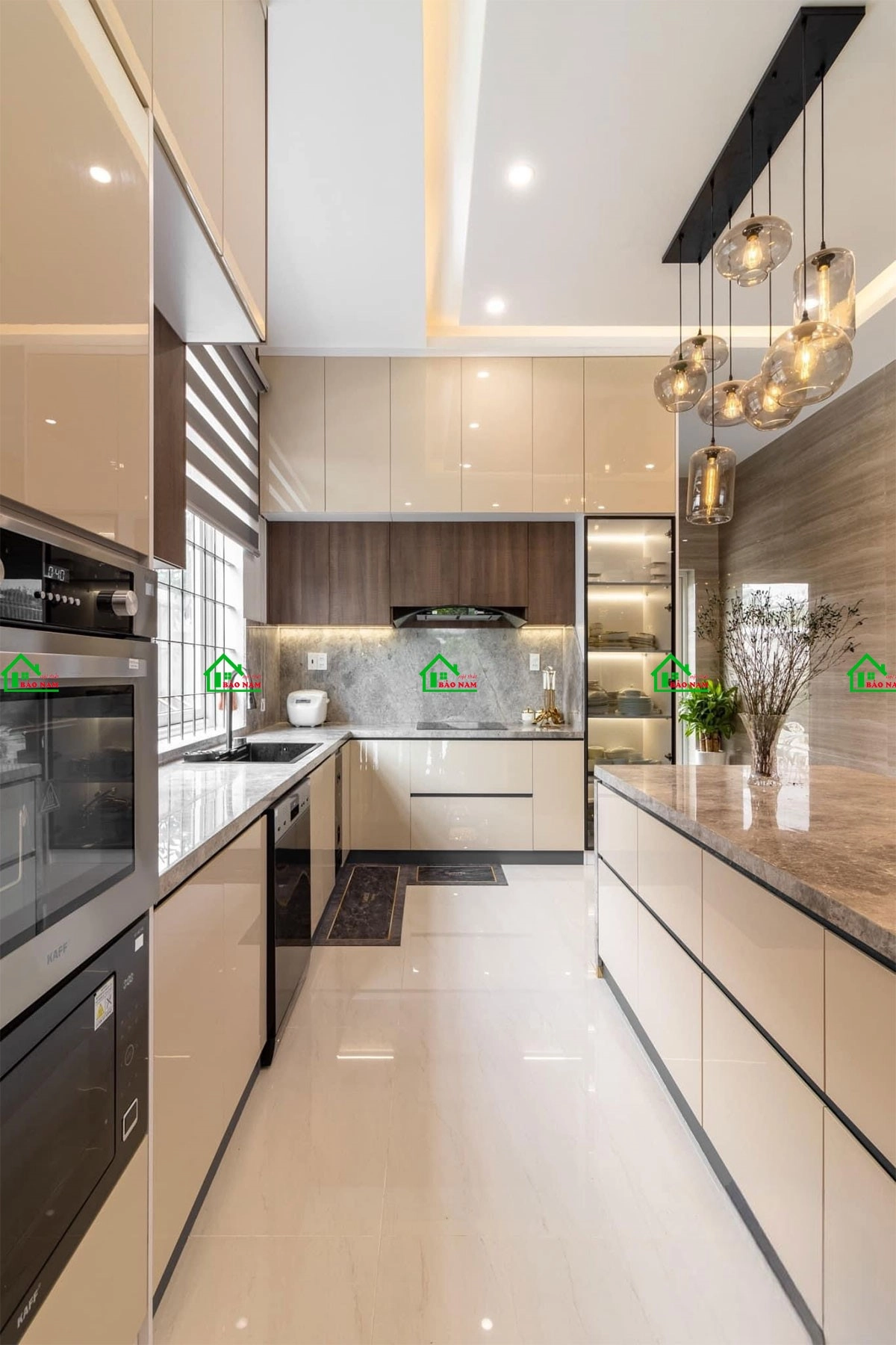 Tủ bếp có cửa sổ đem lại ánh sáng và sự thoáng đãng cho không gian bếp