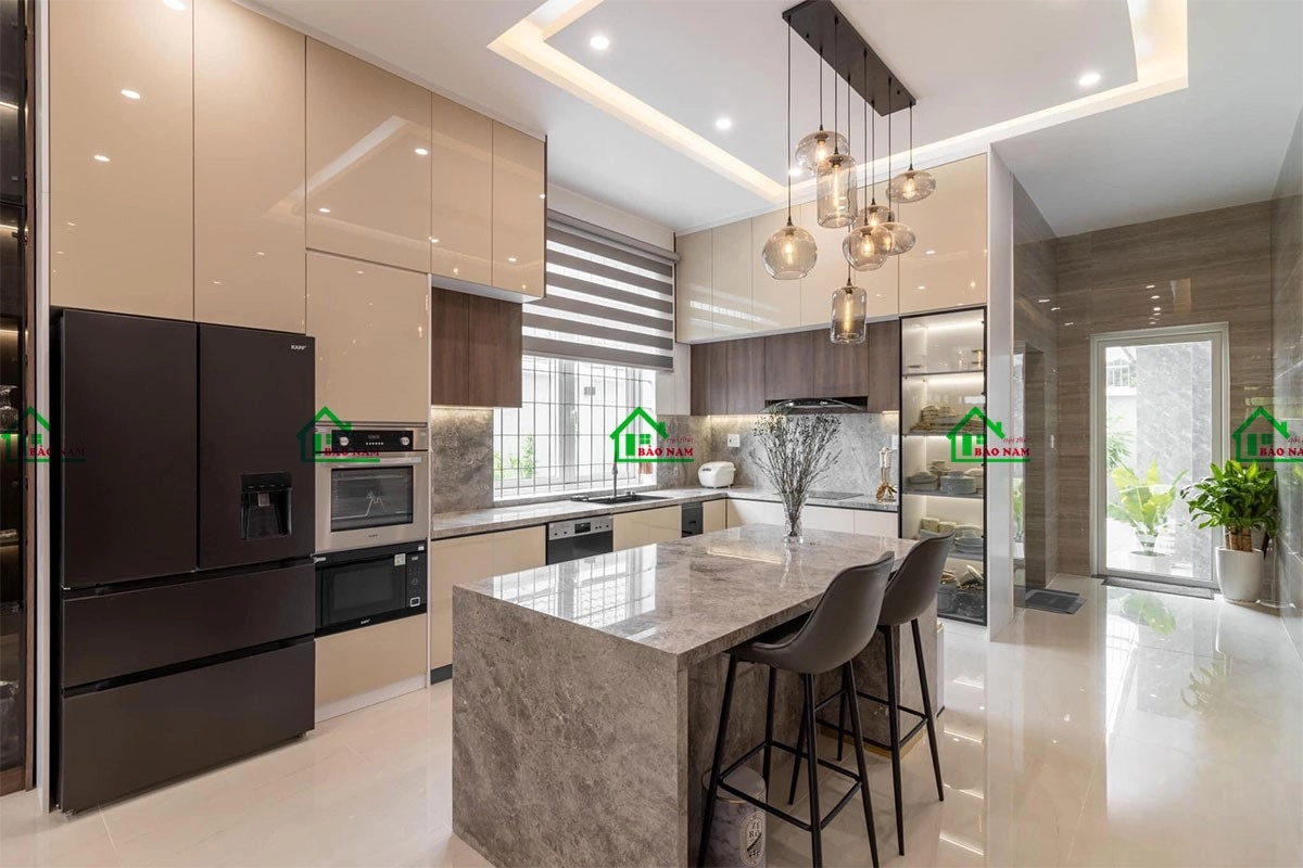 Tủ bếp có cửa sổ đem lại ánh sáng và sự thoáng đãng cho không gian bếp