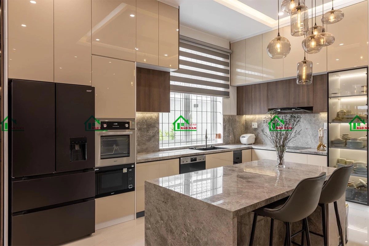 Tủ bếp có cửa sổ đem lại ánh sáng và sự thoáng đãng cho không gian bếp