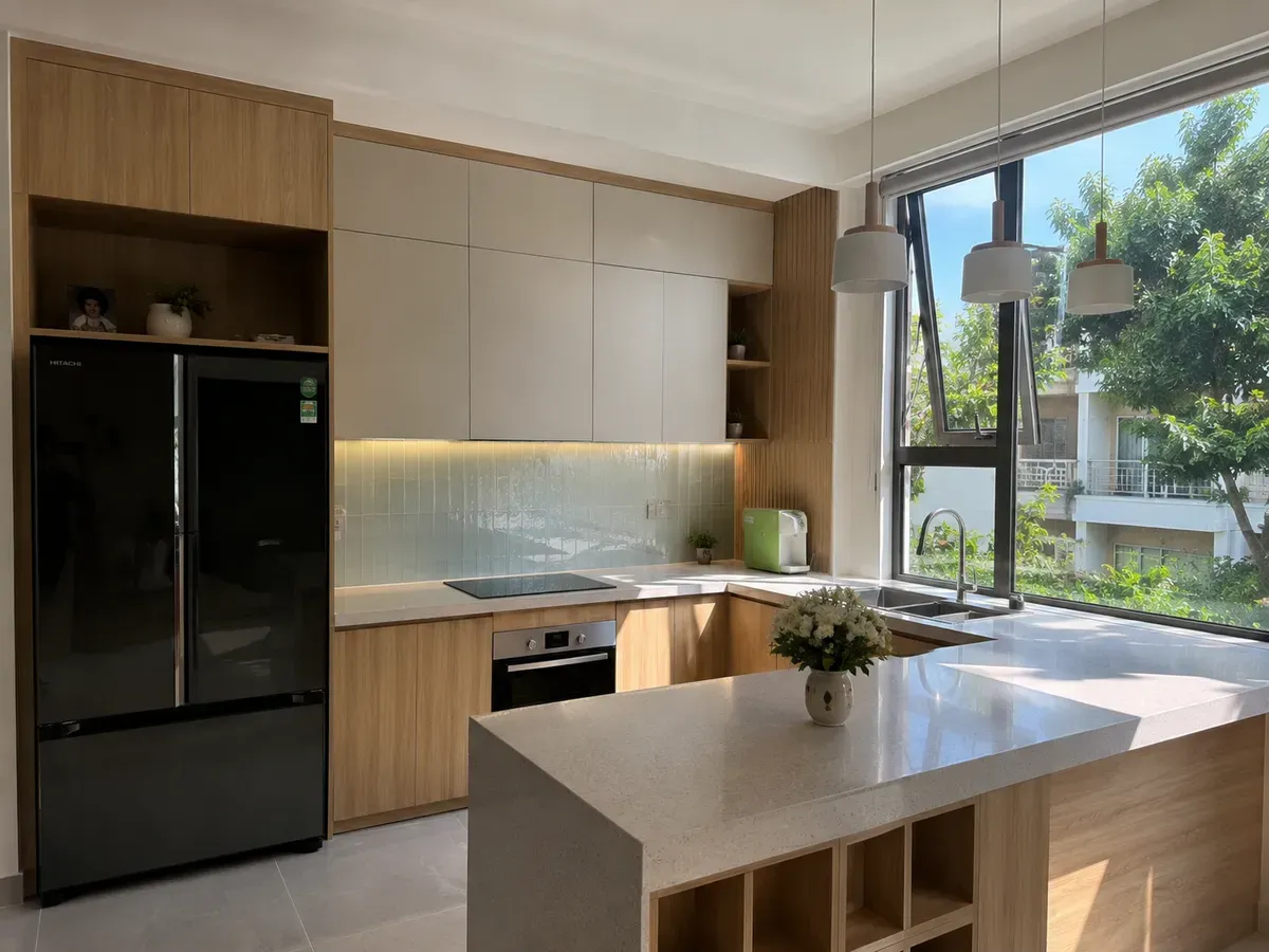 Phòng bếp có ánh sáng tự nhiên và thông gió hiệu quả.