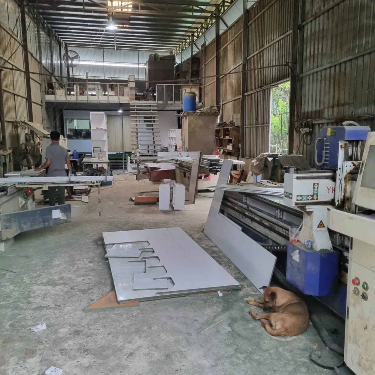 Kệ tivi được kiểm soát từ bản vẽ thiết kế, gia công đến hoàn thiện tại xưởng.