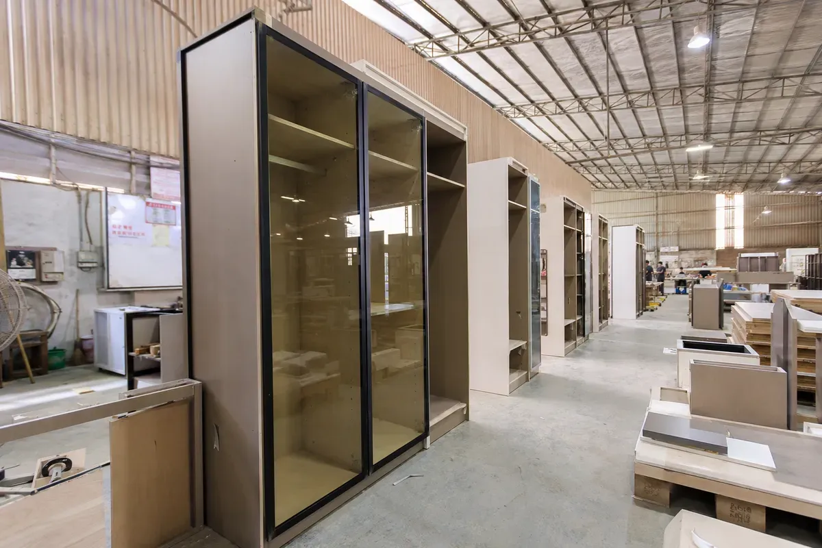Quy trình sản xuất tủ áo cánh kính trực tiếp tại xưởng giúp kiểm soát chất lượng và tiến độ.