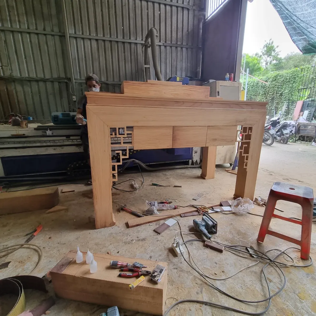 Các hạng mục nội thất phòng thờ được gia công trực tiếp tại xưởng trước khi lắp đặt.