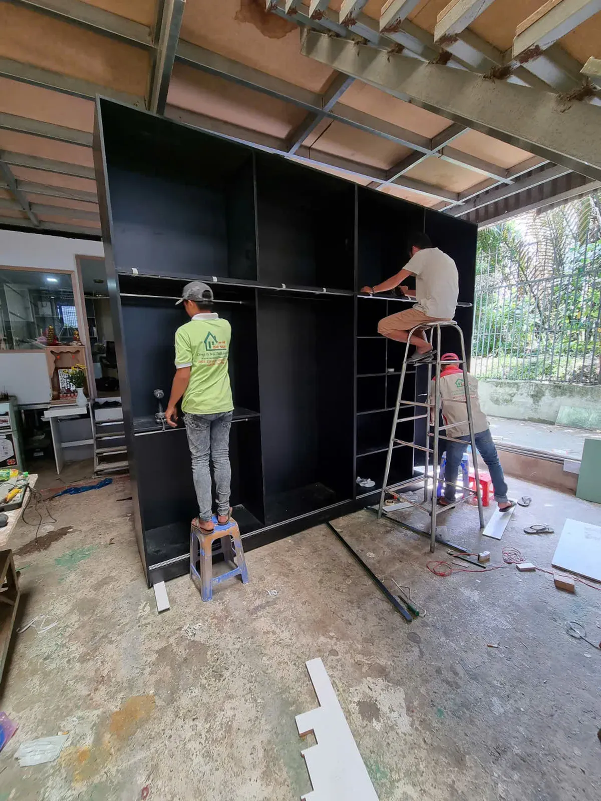 Nội thất được sản xuất trực tiếp tại xưởng trước khi lắp đặt.