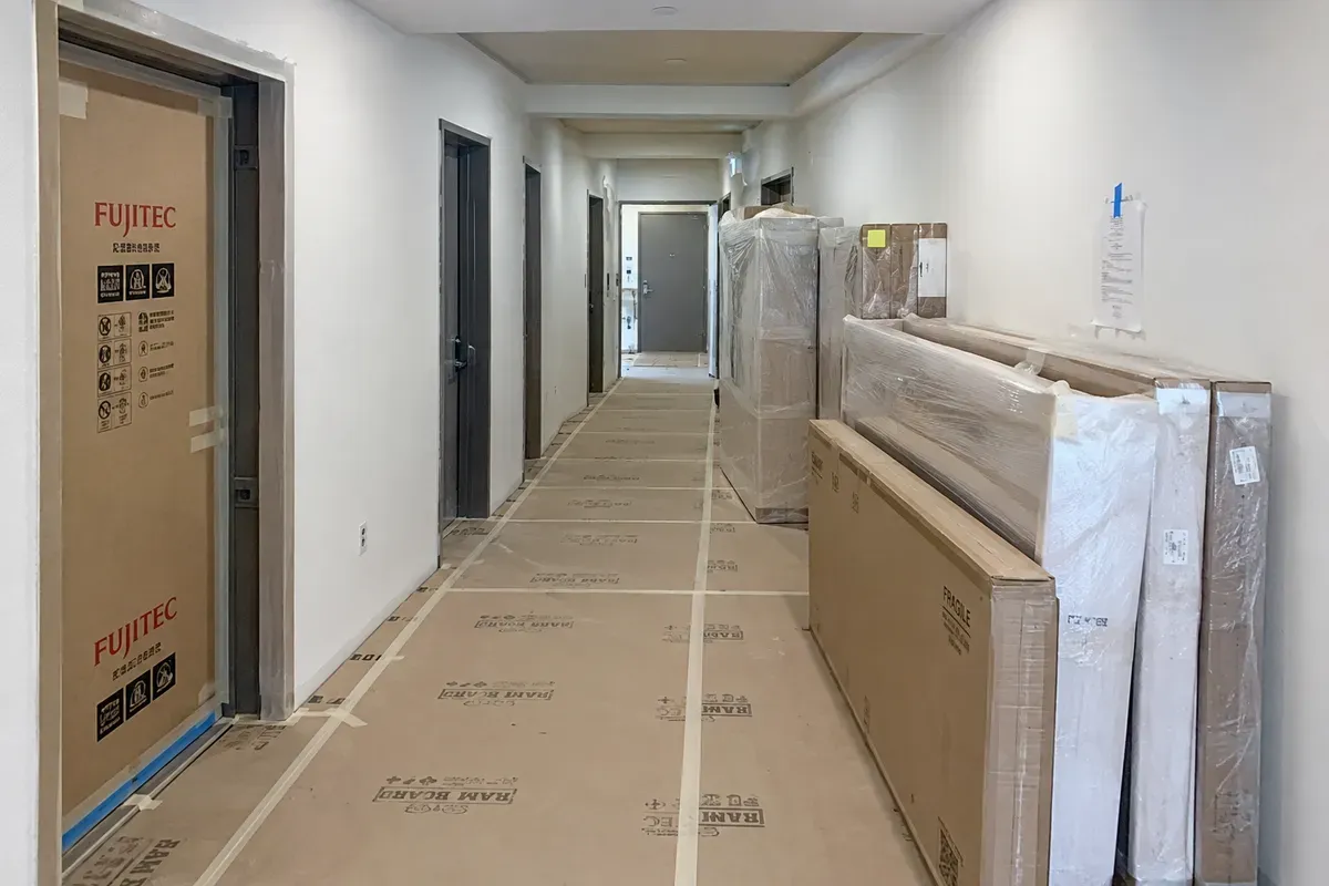 Thi công nội thất căn hộ đúng quy trình và quy định của tòa nhà.