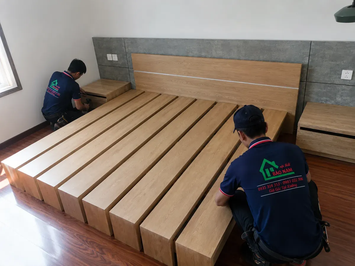 Giường ngủ gỗ tự nhiên cần được xử lý và thi công đúng kỹ thuật để đảm bảo độ bền lâu dài