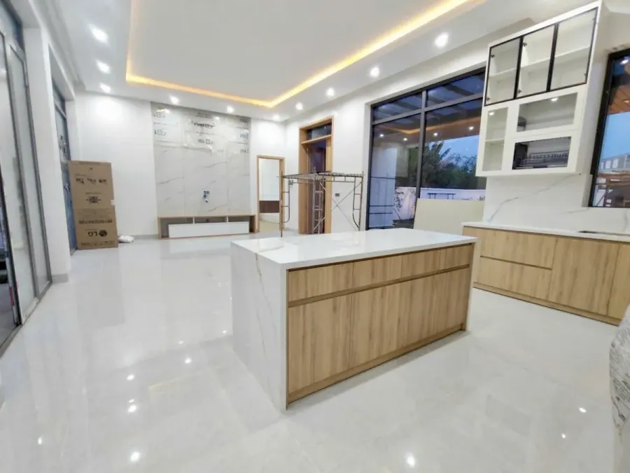Không gian căn hộ hoàn thiện với hệ nội thất đóng theo kích thước.
