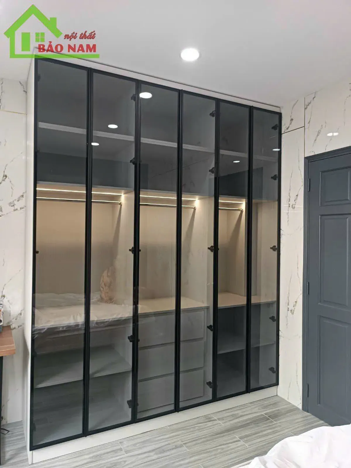 Tủ áo cánh kính khung nhôm cho không gian hiện đại.