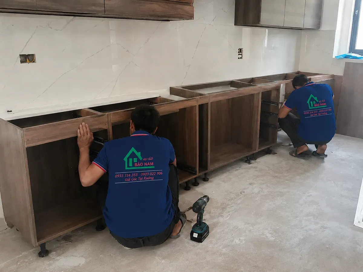 Hoàn thiện và lắp đặt hệ tủ bếp theo kích thước thực tế tại công trình.