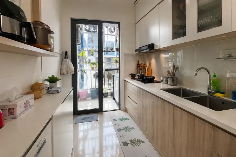 Phòng bếp nhỏ được bố trí gọn gàng, ưu tiên khu vực thao tác và lưu trữ.
