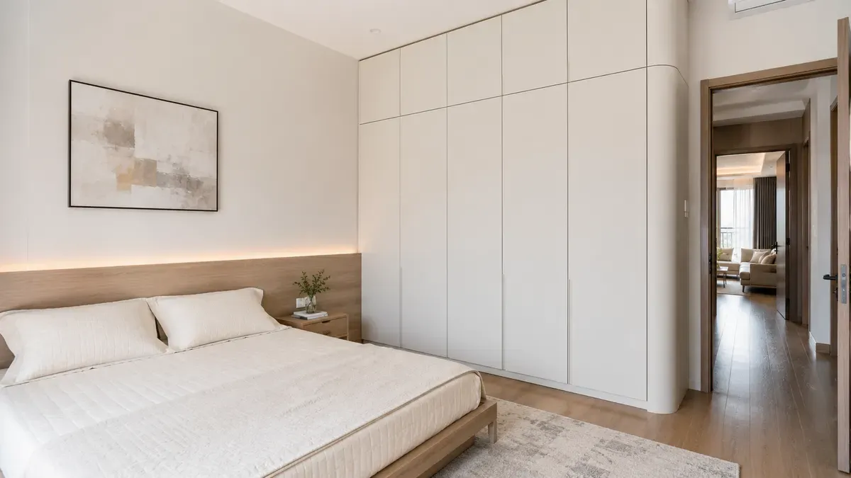 Hệ tủ âm tường giúp tối ưu khả năng lưu trữ nhưng vẫn giữ sự liền mạch cho không gian.
