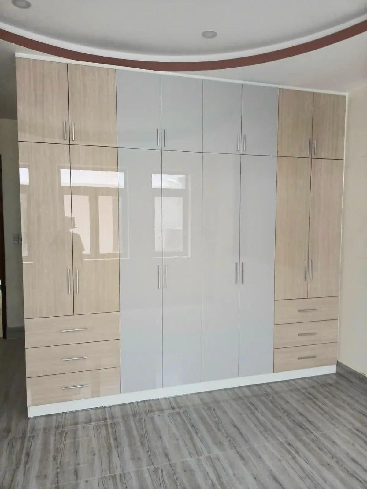Tủ quần áo Acrylic kịch trần thi công tại nhà phố Thủ Đức