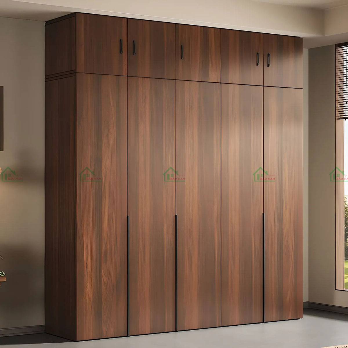 Thiết kế hiện đại và tay nắm dài trên tủ gỗ căm xe tự nhiên TATN42