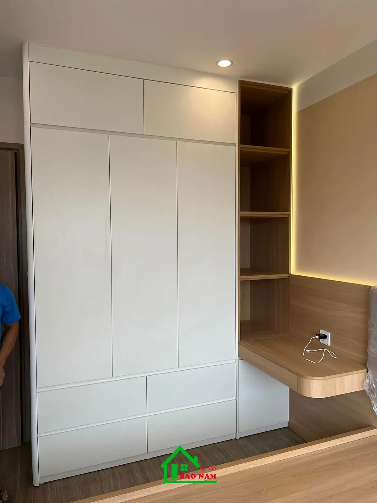 Thi công tủ quần áo MDF kịch trần hiện đại