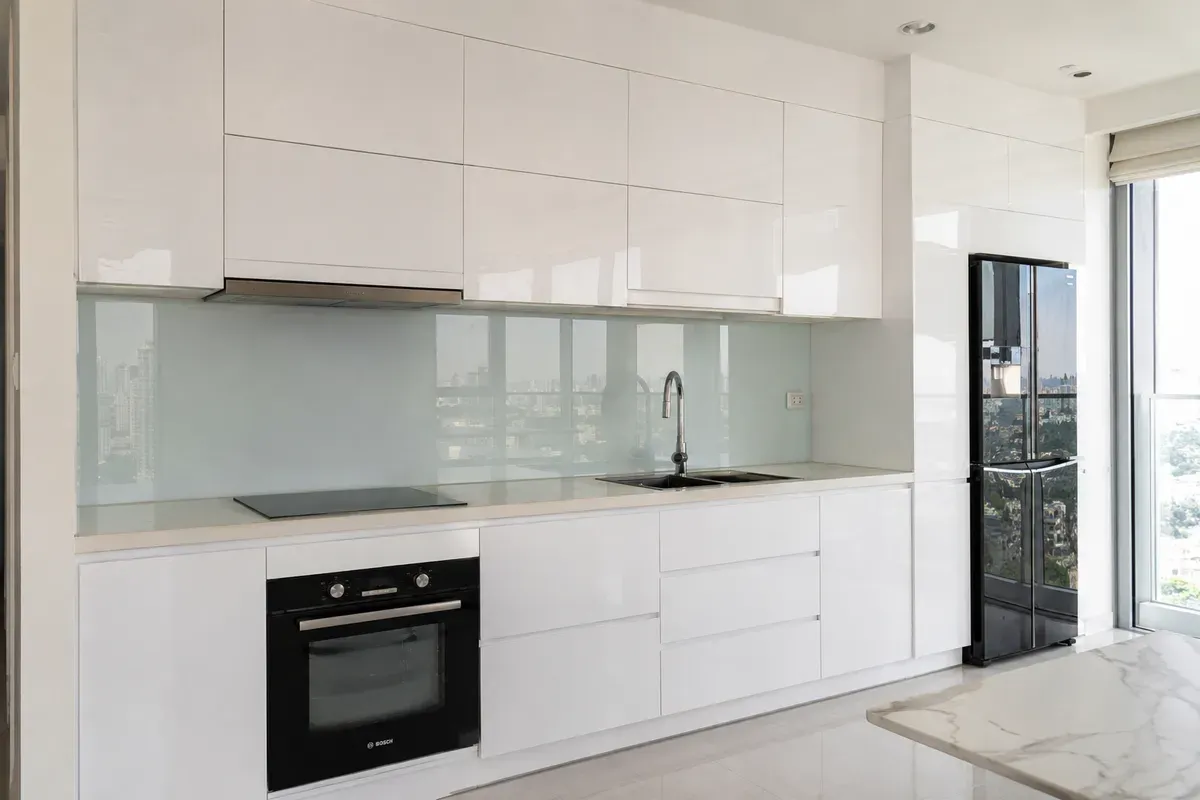 Bề mặt Acrylic bóng gương mang lại vẻ đẹp sang trọng.