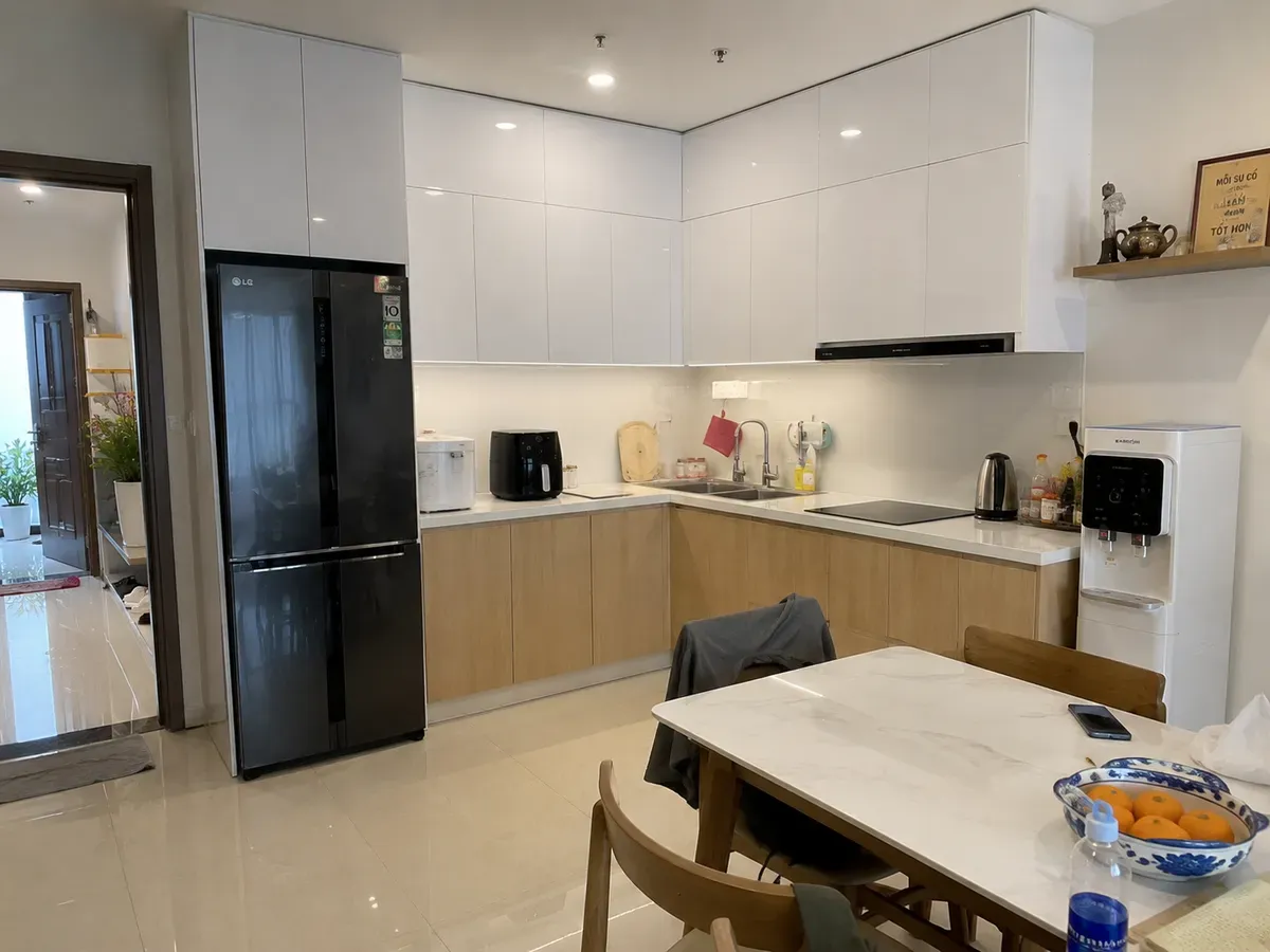 Tủ bếp Acrylic bóng gương hoàn thiện tại căn hộ Thủ Đức với thiết kế hiện đại và tối ưu không gian.