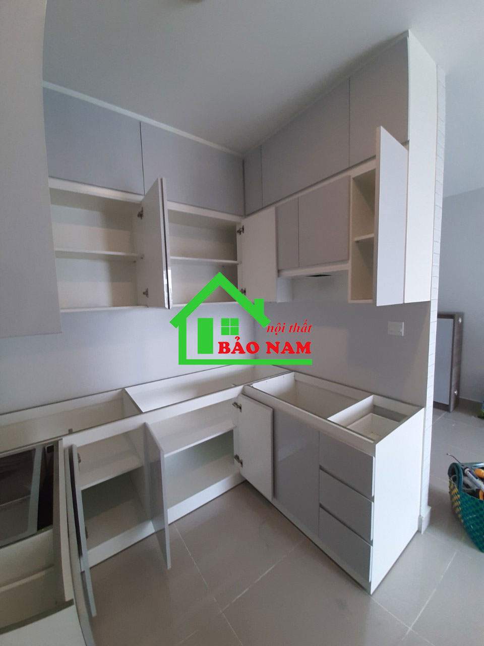 Tủ Bếp Acrylic Chữ U Bóng Gương Cao Cấp TBA67