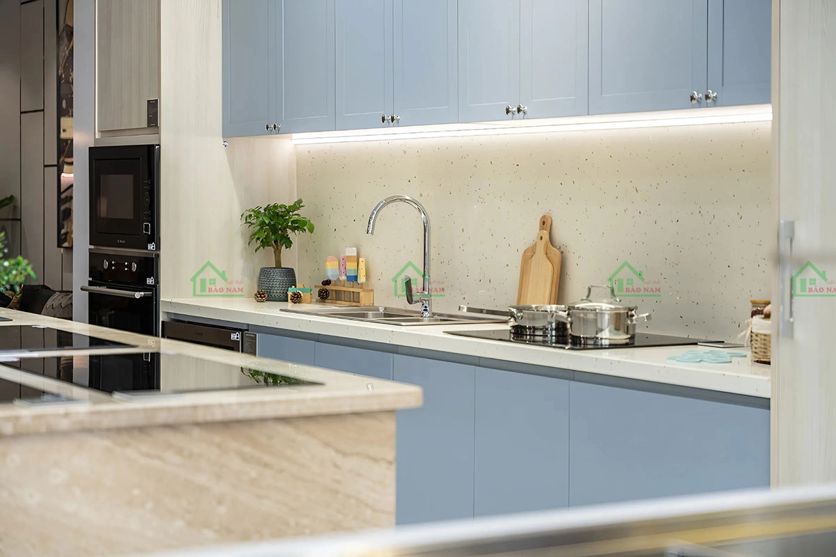 Đèn LED chiếu sáng dưới tủ bếp, tạo không gian ấm cúng và hiện đại