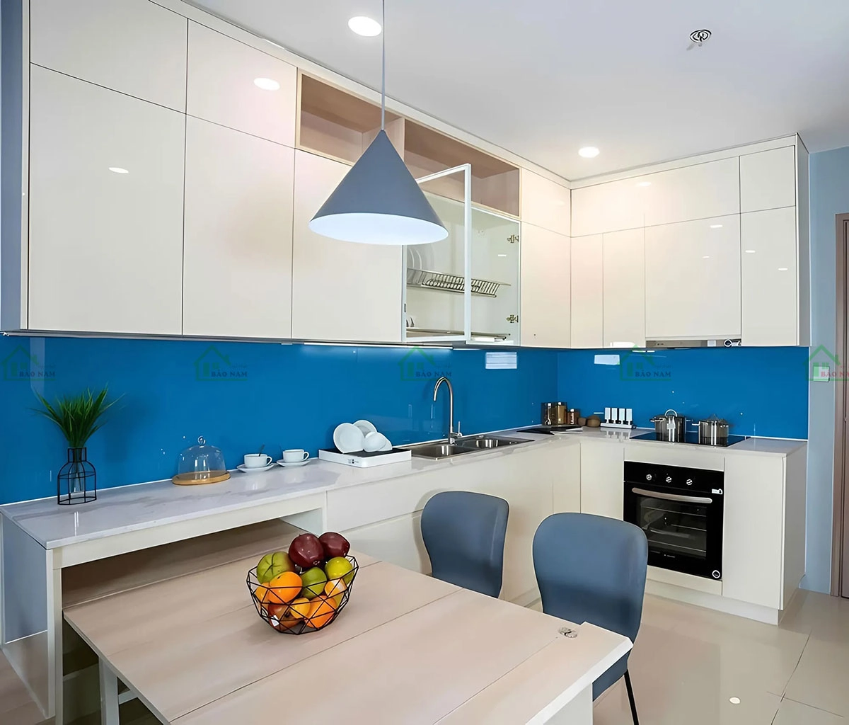 Tủ bếp acrylic đẹp hiện đại trong không gian bếp thực tế, hài hòa với nội thất.