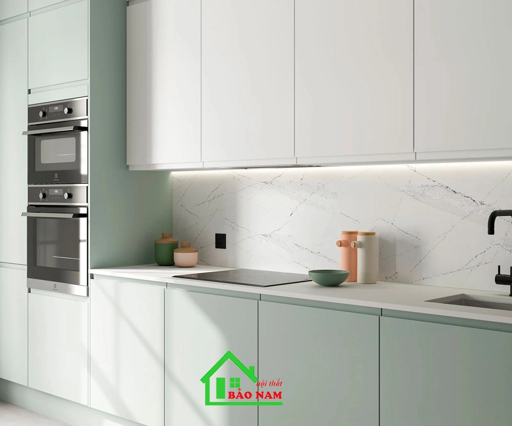 Thiết kế bếp tinh tế với màu sắc và yếu tố nước trong cho gia chủ mệnh Thủy.