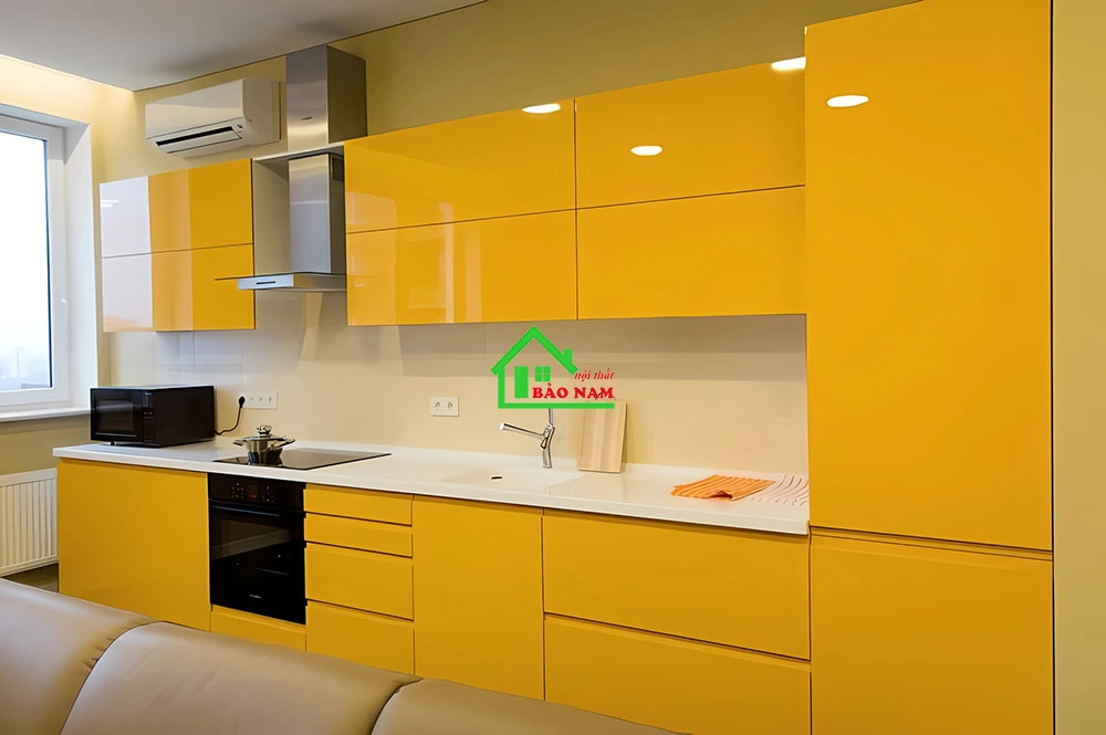 Kết hợp màu vàng rực rỡ trong thiết kế bếp và các yếu tốt nhiệt đới, tạo nên không gian sôi động cho mệnh Hỏa