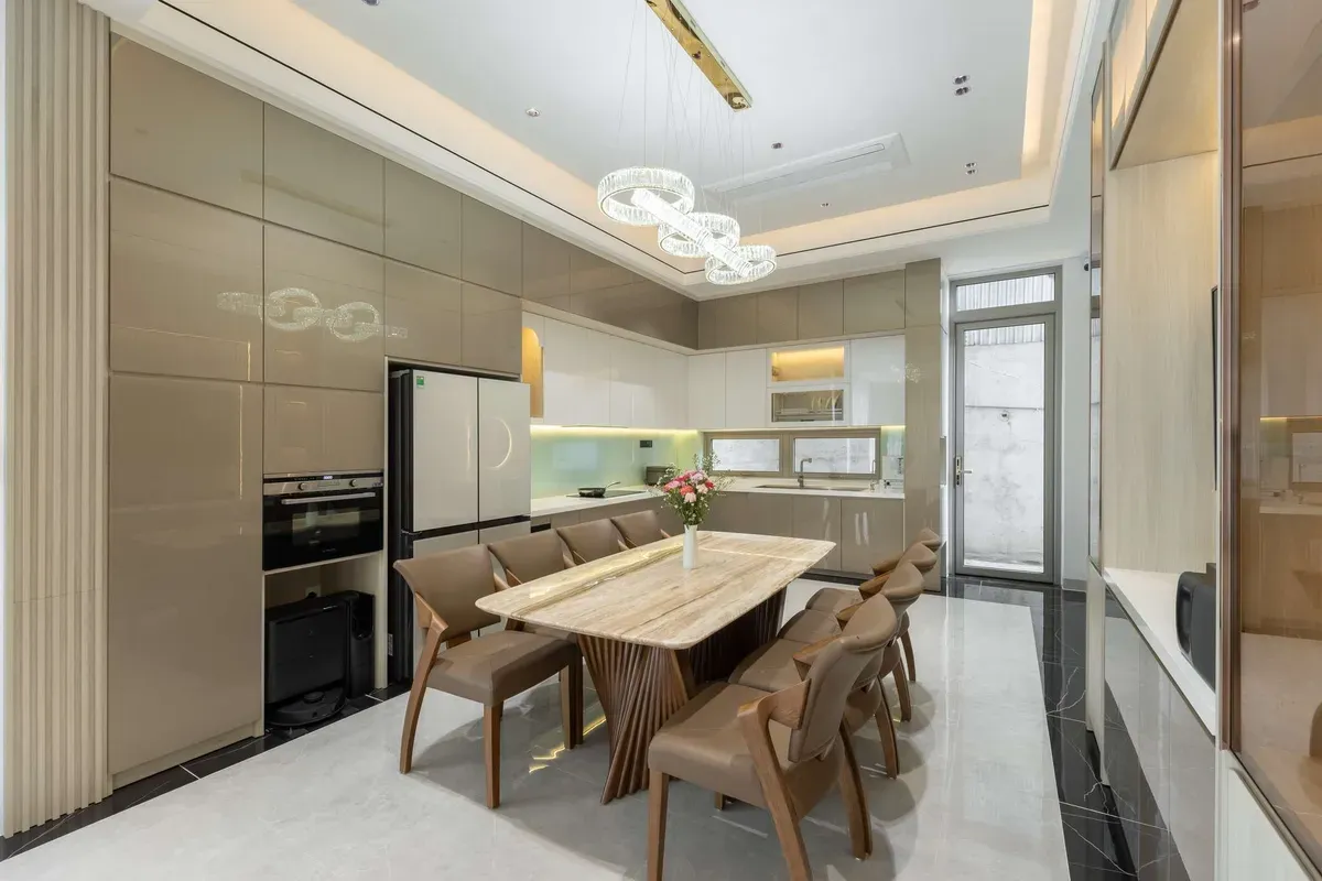 Thi công tủ bếp chữ L giúp tận dụng góc bếp hiệu quả và tạo khu vực thao tác thuận tiện.