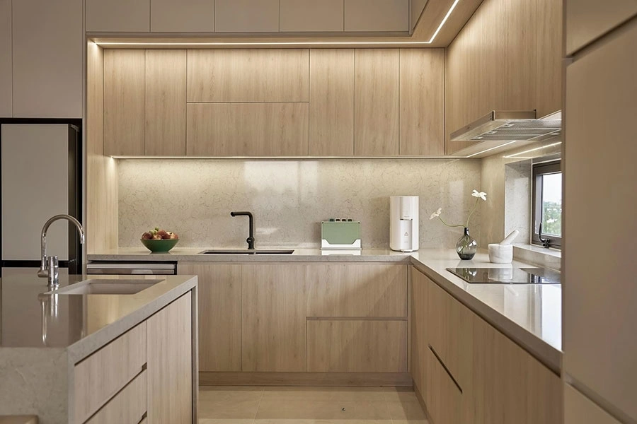 Tủ bếp TB89 gỗ công nghiệp chống ẩm, tông màu sáng nhẹ giúp căn bếp luôn thoáng đãng, sạch sẽ và ấm cúng.