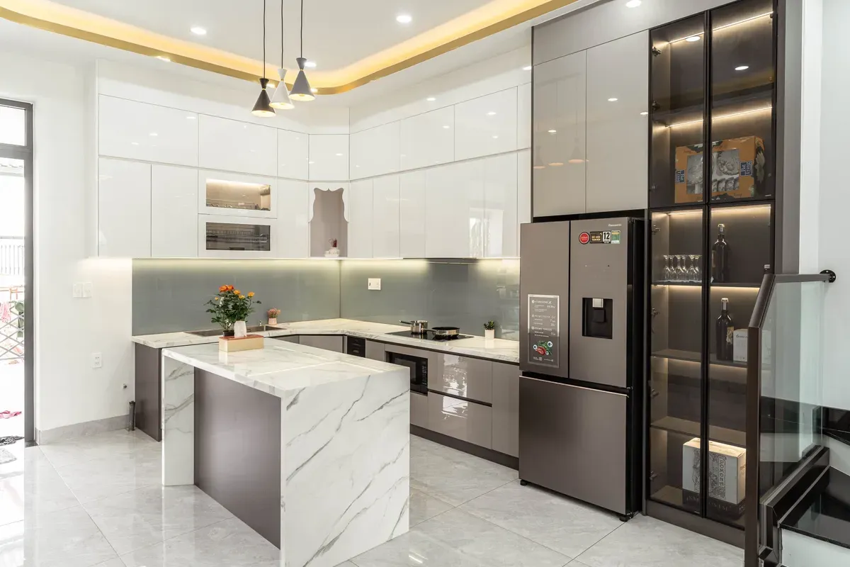 Tủ bếp chữ U hoặc kết hợp đảo bếp mang đến không gian lưu trữ và sử dụng rộng rãi hơn.
